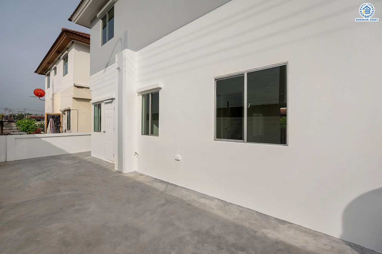 บ้านมือสองตกแต่งใหม่ ม.เดอะไพรเวซี่ ไพร์มเพลส รัตนาธิเบศร์-บางใหญ่ พื้นที่กว้างกว่า 39 ตร.ว. รองรับทุกความสุข ฟังก์ชัน 3 ห้องนอน 2 ห้องน้ำ จอดรถได้ 1 คัน บนทำเลเดินทางสะดวก เชื่อมต่อหลายเส้นทาง ใกล้รถไฟฟ้า "สถานีบางพลู"